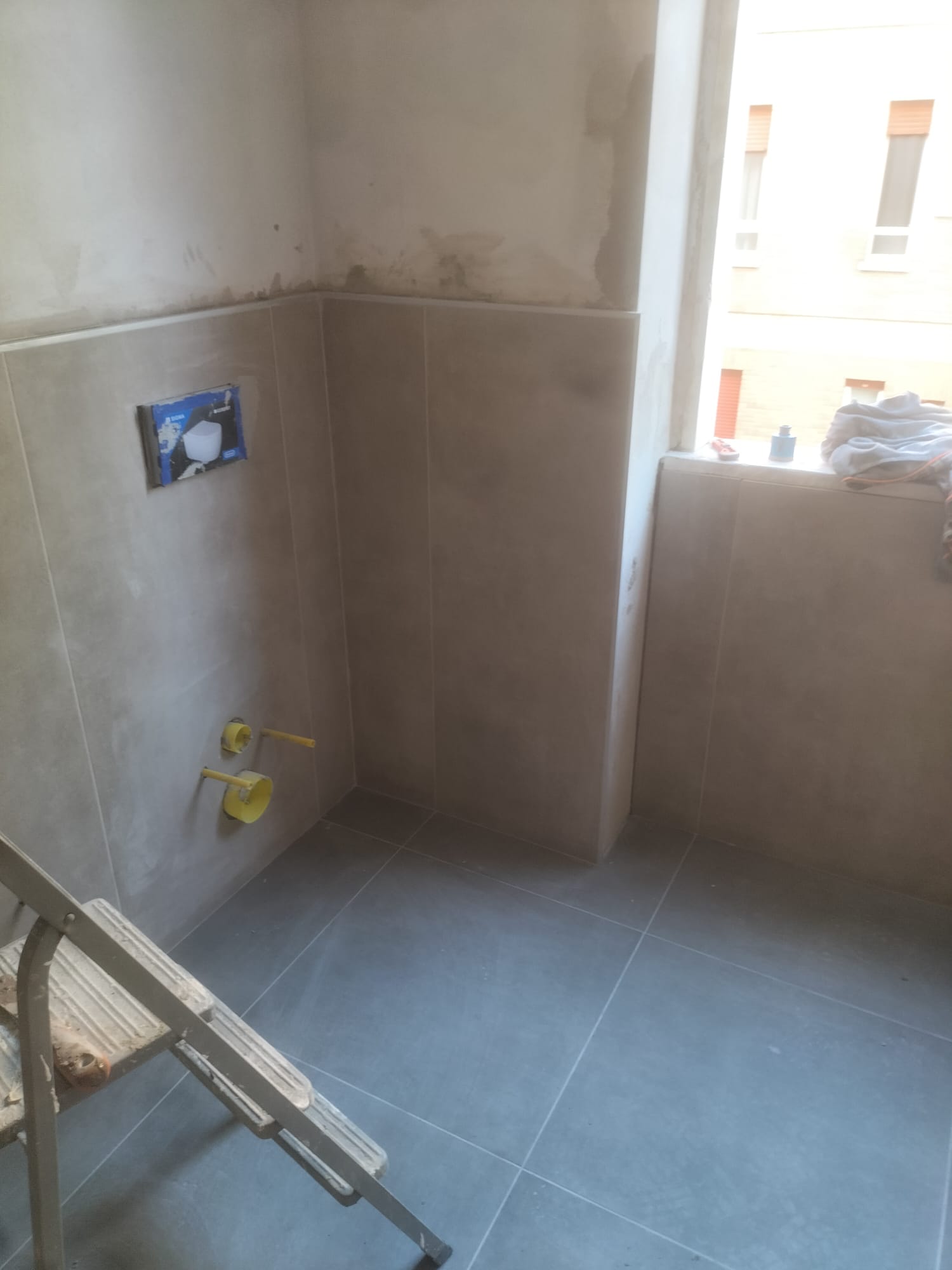 Bagno in finitura con superfici effetto cemento