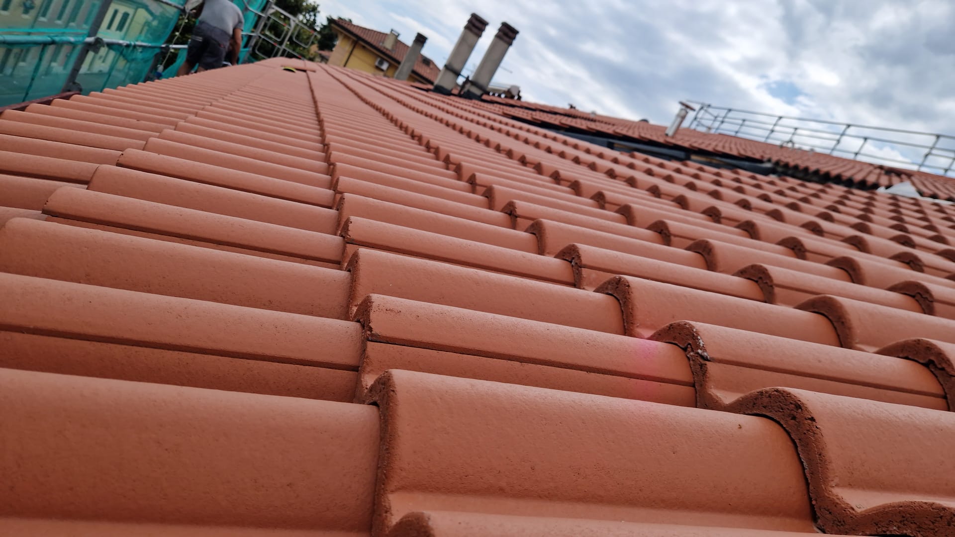 Dettaglio di copertura in pendenza con coppi