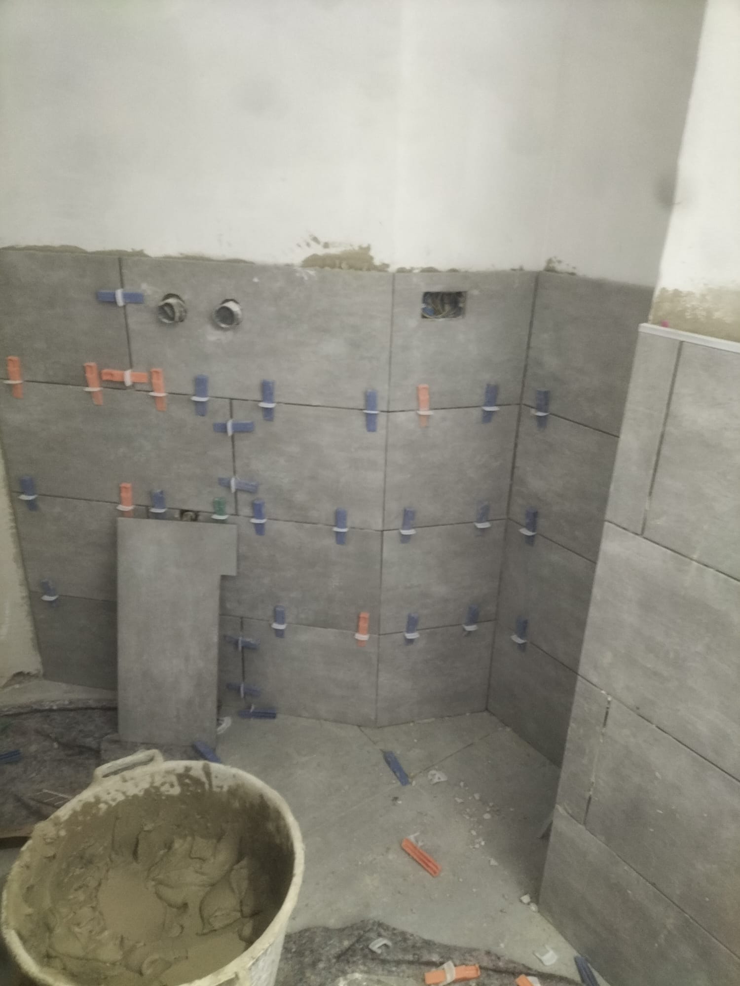 Posa dei rivestimenti di un bagno